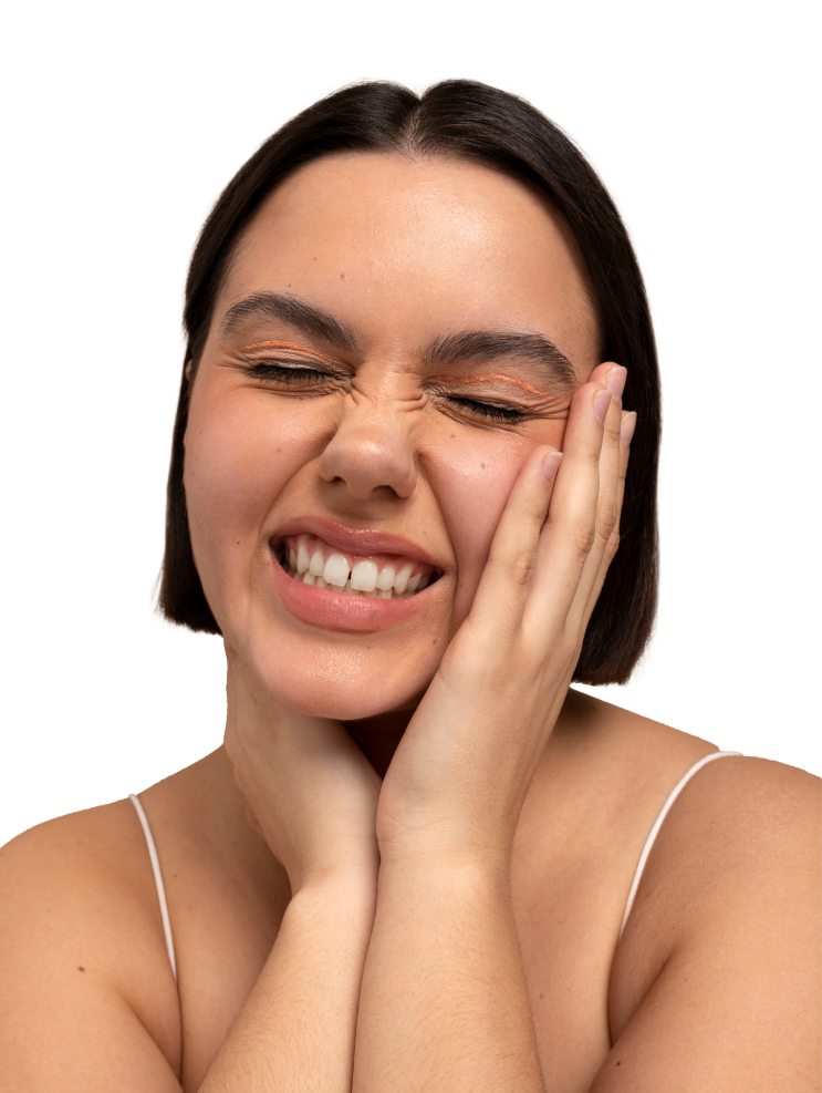 Mujer feliz con rutina de skincare accesible en Rutual